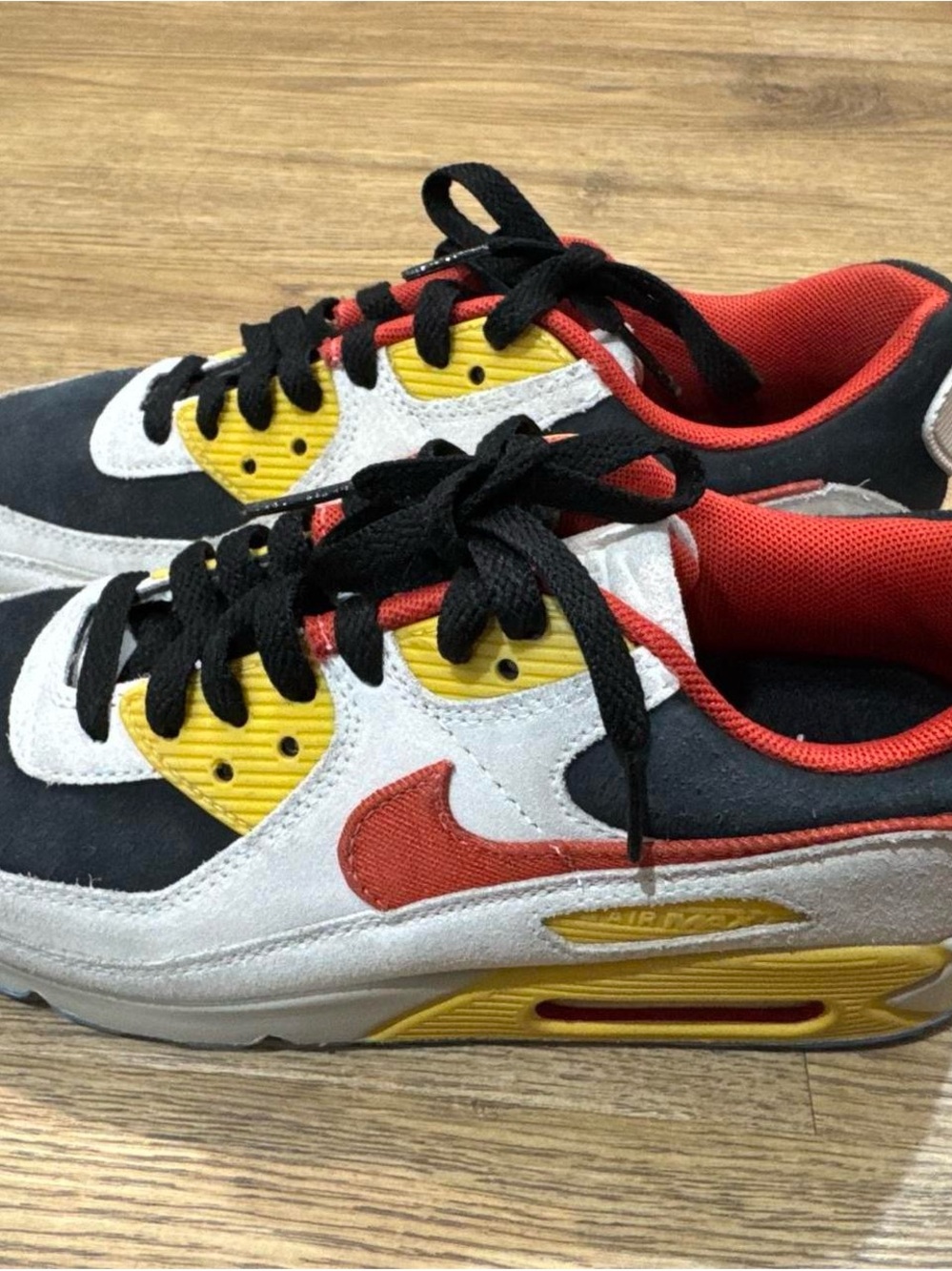 Nike Men Black, Red & Yellow Low-Top Sneakers